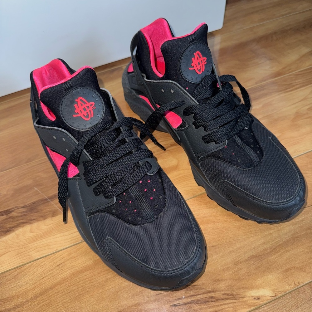 **SOLD** Huarache Nike Black and Pink Running Shoes size 9.5